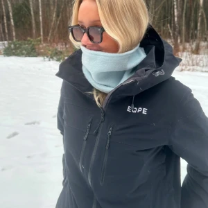 Ljusblå buff - Säljer en supermjuk och bekväm halsduk som finns i flera färger: ljusblå, grå, turkos, svart och ljusrosa. Perfekt för att hålla dig varm under kyliga dagar. Den är enkel att matcha med olika outfits och ger en stilren look. De är handsydda och perfekta inför skidsäsongen💕