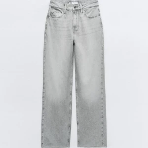 Grå jeans med hög midja -  Liknande jeans från zara. Grå jeans med hög midja och rak passform. Knappgylf 
