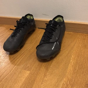 Nike air zoom mercurial 15 elite FG svarta  - Använda ett fåtal gånger, nypris cirka 2800, skick 8/10. Storlek 40,5. Pris kan diskuteras 