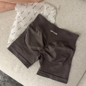 Dfyne impact shorts - Dfyne Impact shorts 4,5 i storlek XS. Färgen är truffle (brun-beige/lila färg) 😊. Shortsen är kända för att sitta fint och det lever de upp till! Jag beställde flera storlekar för att testa och därför väljer jag att sälja dessa. De är alltså i NYTT SKICK. ⭐️ Använd ”köp nu” funktionen, det är först till kvarn. 