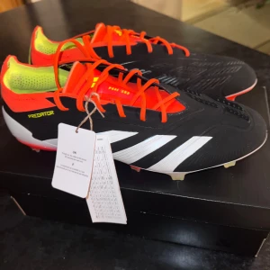 Adidas Predator fotbollsskor - Säljer ett par adidas predator elite solar energy. Helt oanvända med lappen. Passade tyvärr inte mig. Skorna är i storlek 43 1/3. Kan tänka mig att gå ner i pris vid snabb och smidig affär. Nypris ca 3200 kr