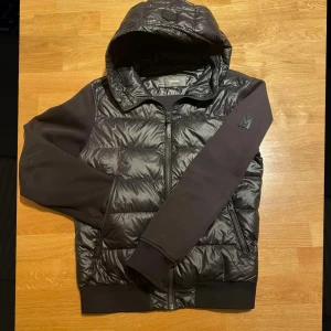 Cardigan från Mackage - Svart cardigan från Mackage,  storlek är xl men sitter och passar som M nypris 550 euro  mitt pris 2600kr ✅ hör av er vid frågor osv ‼️👍Mått är följande: Längd -  65 cm, Bredd 53cm ✅