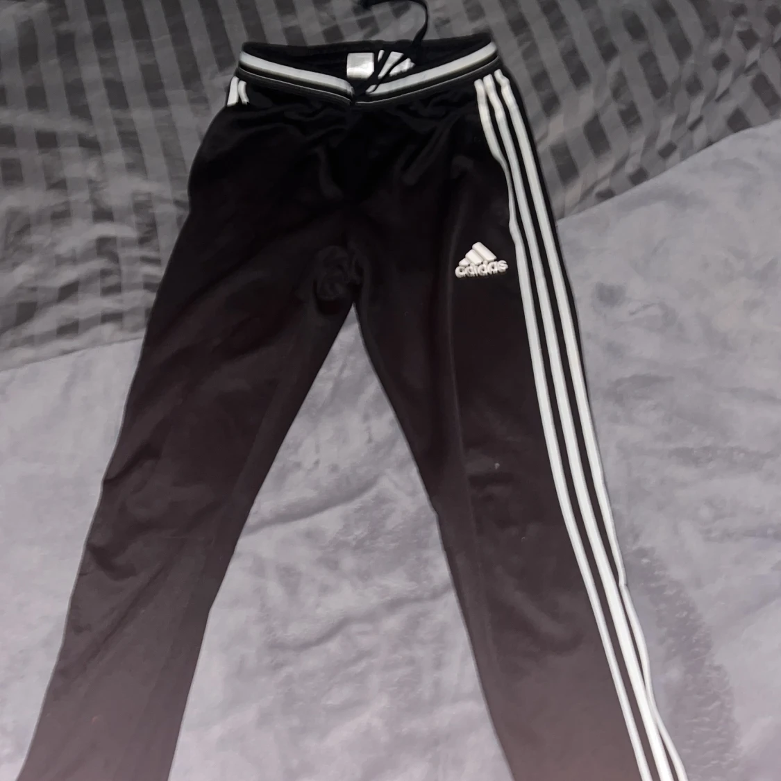 Svarta träningsbyxor från Adidas