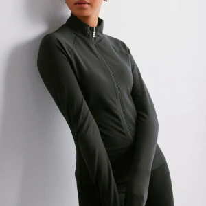 Full zip top - Säljer denna snygga populära full zip toppen från Nelly, storlek XS och bra skick. Perfekt till träning eller till vardags💓