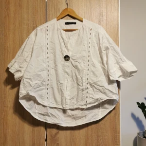 (L) Vit blus / skjorta / topp från Zara Woman - Söt bohemisk vit blus från Zara i storlek L. Är i stort behov att att strykas (legat i flyttkartong i ååår). Använt som oversized lite alternativ topp. 
