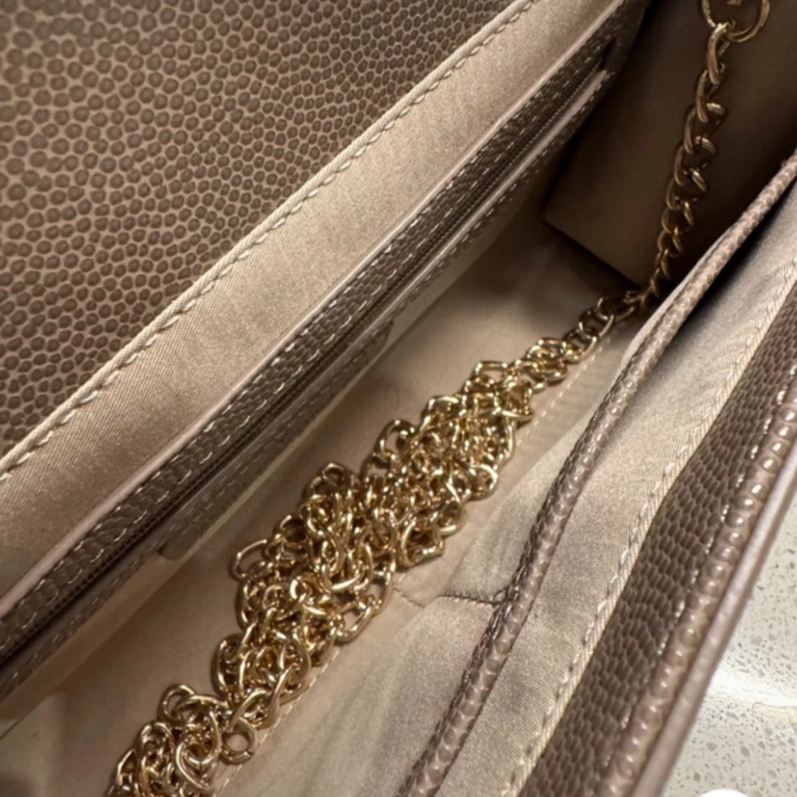 Beige kuvertväska med kedja - 3