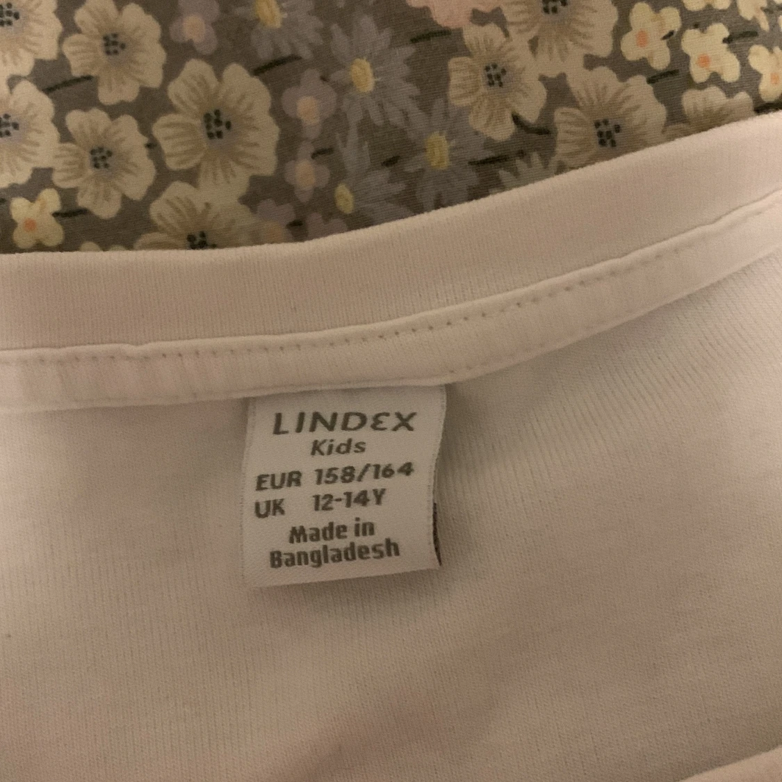 Vit t-shirt med änglamotiv från Lindex - 1