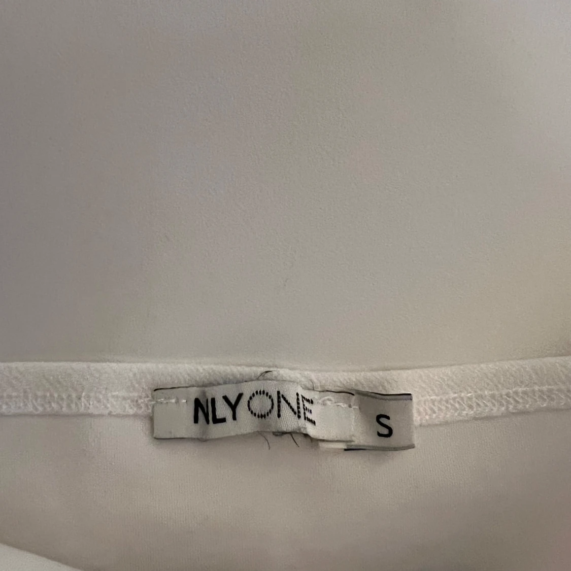 Vit linnetopp med fjärilsdetalj - 1