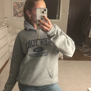 Grå hoodie  - Snygg grå hoodie med text 