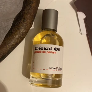 Thénard 40.0 Extrait de Parfum - Säljer en flaska Thénard 40.0 Extrait de Parfum från one bold chemist. Den är inspirerad av Tobacco mandarin av byredo som är en väldigt maskulin doft. Sprayat den 2-3 gånger så den är väldigt ny. Kan också byta den mot någon annan 
