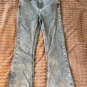 Grå bootcut jeans från Bubbleroom - Snygga grå bootcut jeans från Bubbleroom i storlek 36. De har en klassisk design med en lätt tvättad look och är perfekta för en avslappnad stil. Passar bra till både sneakers och klackar.