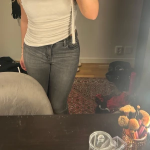 Grå jeans - Snygga grå jeans med en tight passform. De har en klassisk femficksdesign och är perfekta för en stilren look. Passar bra till både ljusa och mörka toppar. Jeans är uppsydda jag är 163