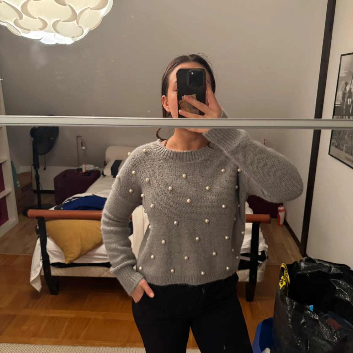 Grå stickad tröja med pärlor - 1