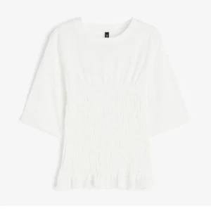 Smockad tröja från hm - En jätte fin vit smockad tröja från hm, i storlek XS och i väldigt bra skick 🩷