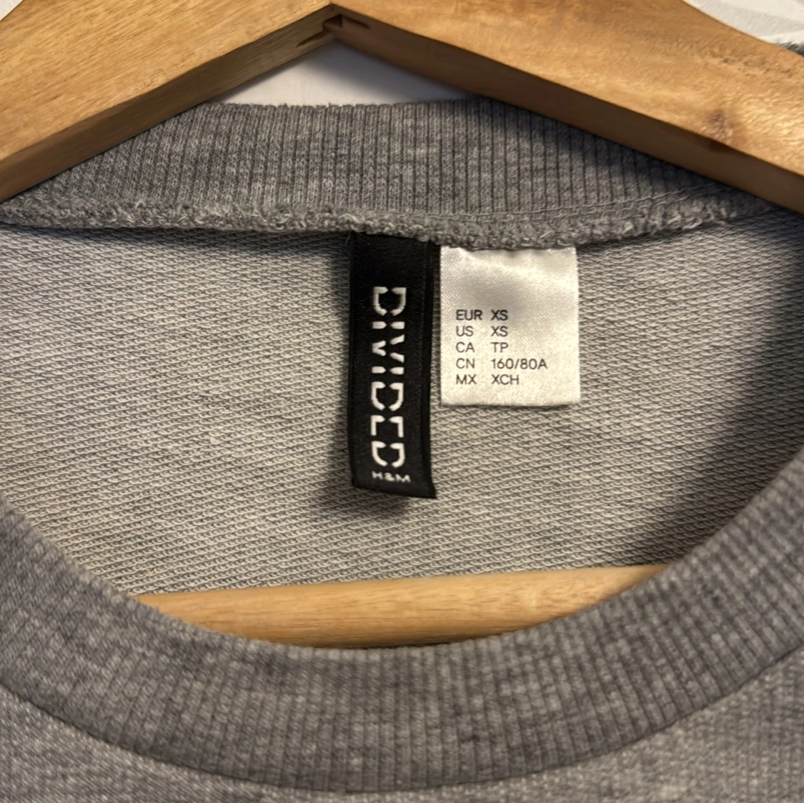 Grå sweatshirt från H&M Divided - 1