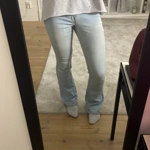Ljusblå flare jeans - Snygga ljusblå lågmidjade jeans💓💓 passar xs/s