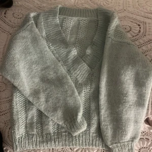 mint grön gullig tröja ❤️ - Mysig mint grön stickad tröja med v-ringning och långa ärmar. Perfekt för kyliga dagar med sin mjuka och bekväma passform. Perfekt skick, knappt använd ❤️     Köpt för cirka 300 på loppis i somras. skriv för flera bilder ❣️ Står ingen storlek, men skulle säga S/M. Jag har S och då blir den lite oversized men såå mysig