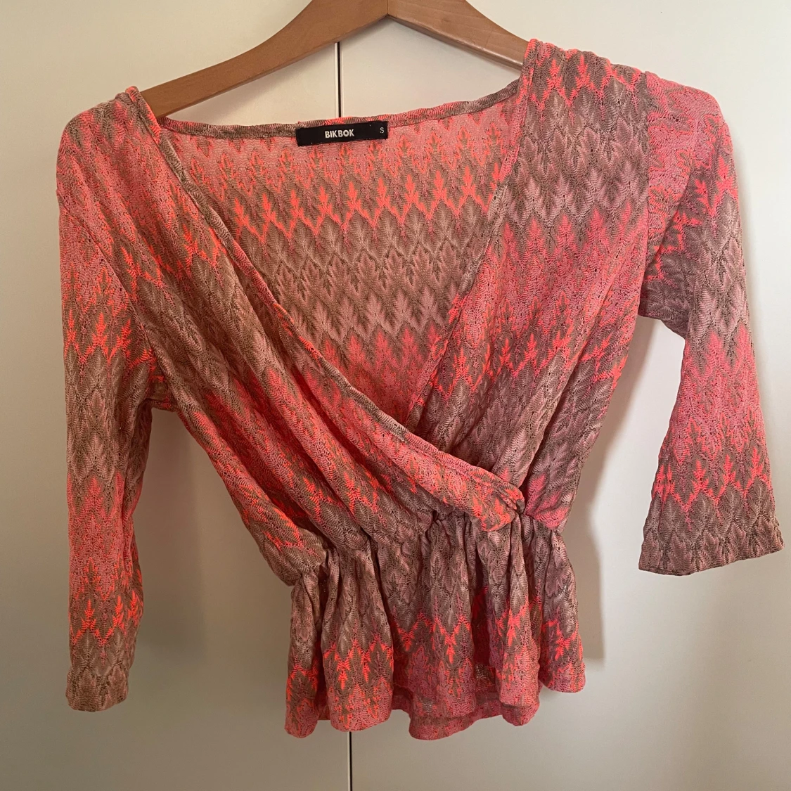 Mönstrad omlottopp från Bik Bok - 2