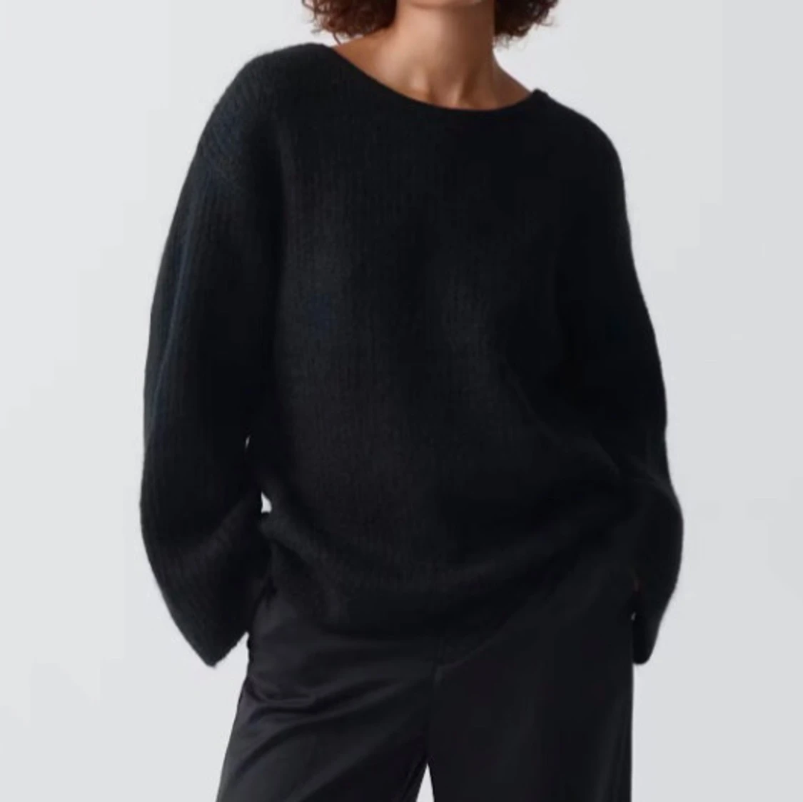 Stickad tröja med rosett - 1