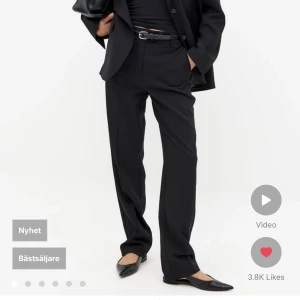 Svarta kostymbyxor - Elegant svart kostymbyxa med hög midja och rak passform. Perfekta för en stilren look. Byxorna har en klassisk design med knäppning och dragkedja framtill. ( Oanvända med prislapp kvar )