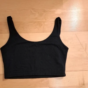Marinblå topp, Brandy melville - Snygg marinblå topp från Brandy melville i mjukt material. Perfekt för en stilren och enkel look nu på sommaren när det blir så varmt. Passar bra till både jeans och kjol. Använt max 1 gång. 🩷🩷