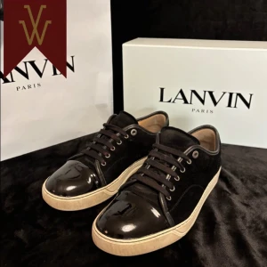Lanvin CapToe Skor  - Lanvin Cap-Toe | Skorna är i gott skick med välbevarad mocka och ett fräscht utseende överlag. Dock har undersulan haft ett mindre hål som nu är åtgärdat, och detta påverkar inte användningen eller syns inte när skorna används. Det har även funnits vissa tunna områden på sulan som jag har förstärkt för ökad hållbarheten. | Storlek: UK 7 / EU 41-42 | Allt og förljer med! Vid frågor eller funderingar är ni välkomna att höra av er. Fler bilder skickas vid intresse! 