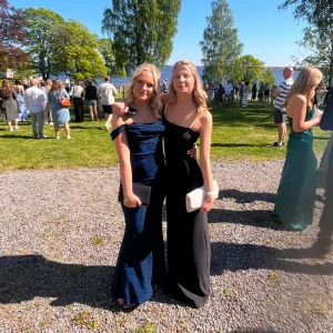 Balklänning - Balklänning köpt från bubbleroom från märket GODDIVA. Använd 1 gång i bra skick. Bra i längden för mig som är ca 167 cm💞💞nypris 1199kr