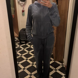 Blå velourset från Juicy Couture - Säljer en blå juicyset som trendar! Väldigt skön och i mycket bra skick. Har fickor med knappar. ✨💖
