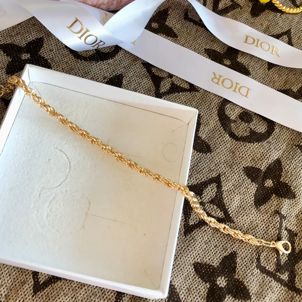 Jätte fint armband i rostfritt stål som är pläterad med guld de är använt några gånger men ser ut som nytt, har inte rostat eller tappat något guld. Tror modellen heter Codello kedja - asken ingår inte . Asusteet.
