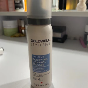 Goldwell StyleSign Bodifying Control Mousse - Goldwell StyleSign Bodifying Control Mousse ger omedelbar volym och fyllighet med kontroll för grovt och skadat hår.  Stadga 4/5 och glans 1/3. Testats 1 gång 