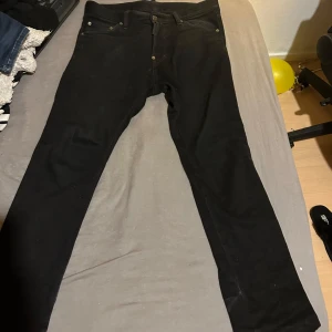 Svarta jeans från Dsquared2 - Snygga svarta jeans från Dsquared2 med en stilren design. De har en klassisk femficksmodell och en diskret logga vid fickan. Perfekta för en trendig look.