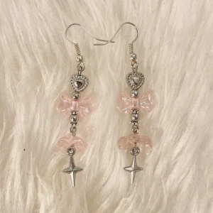 Örhängen  - Handgjorda örhängen ᡣ𐭩 söt accessoar till varje outfit! ⋆౨ৎ˚⟡˖ instabox går bra annars frakt 18kr, pm för köp eller använd köp nu 𝜗𝜚🫶🏻🪽