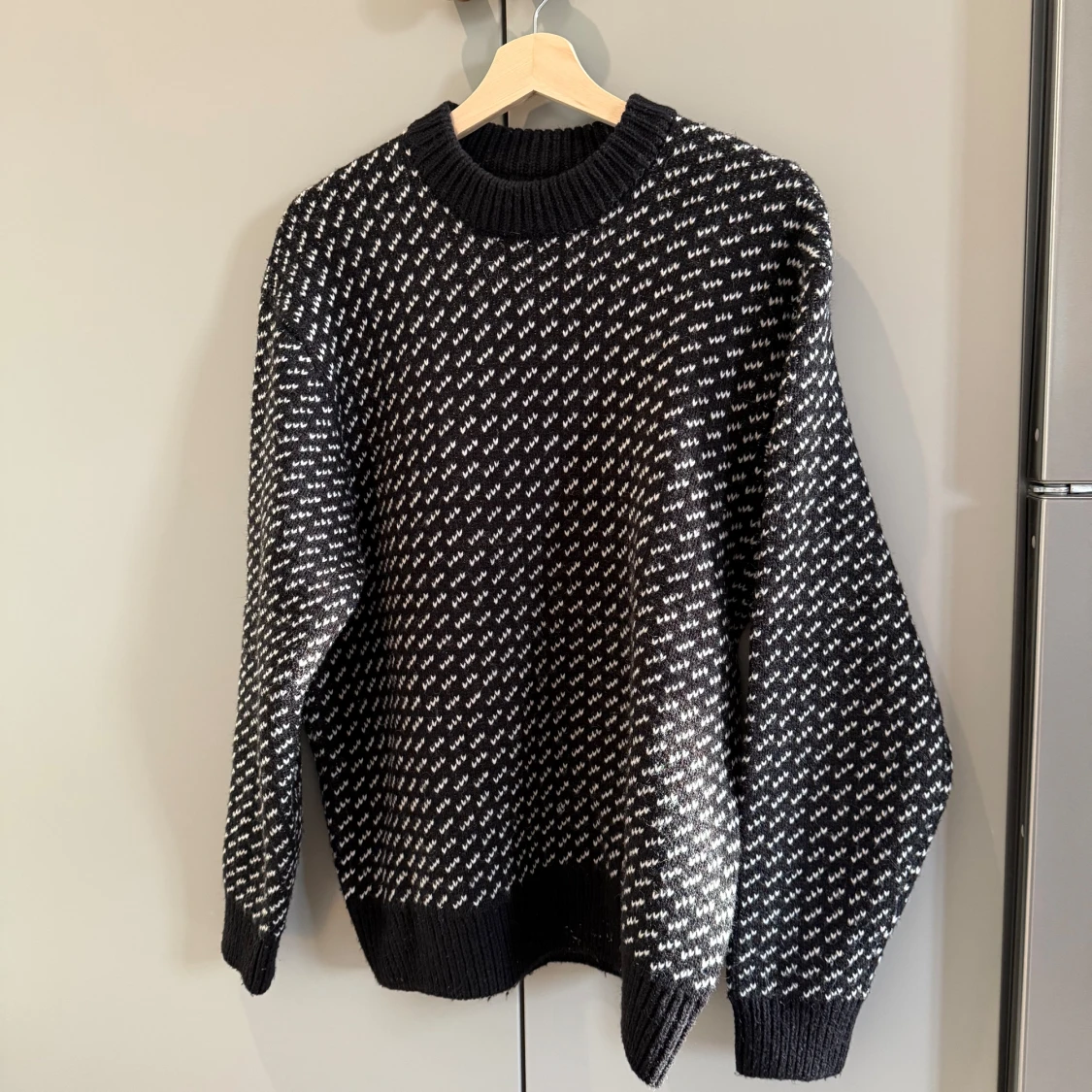 Svart och vit stickad tröja från Vailent