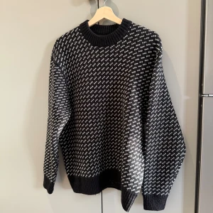 Svart och vit stickad tröja från Vailent - Stickad tröja. Nypris 799 sek