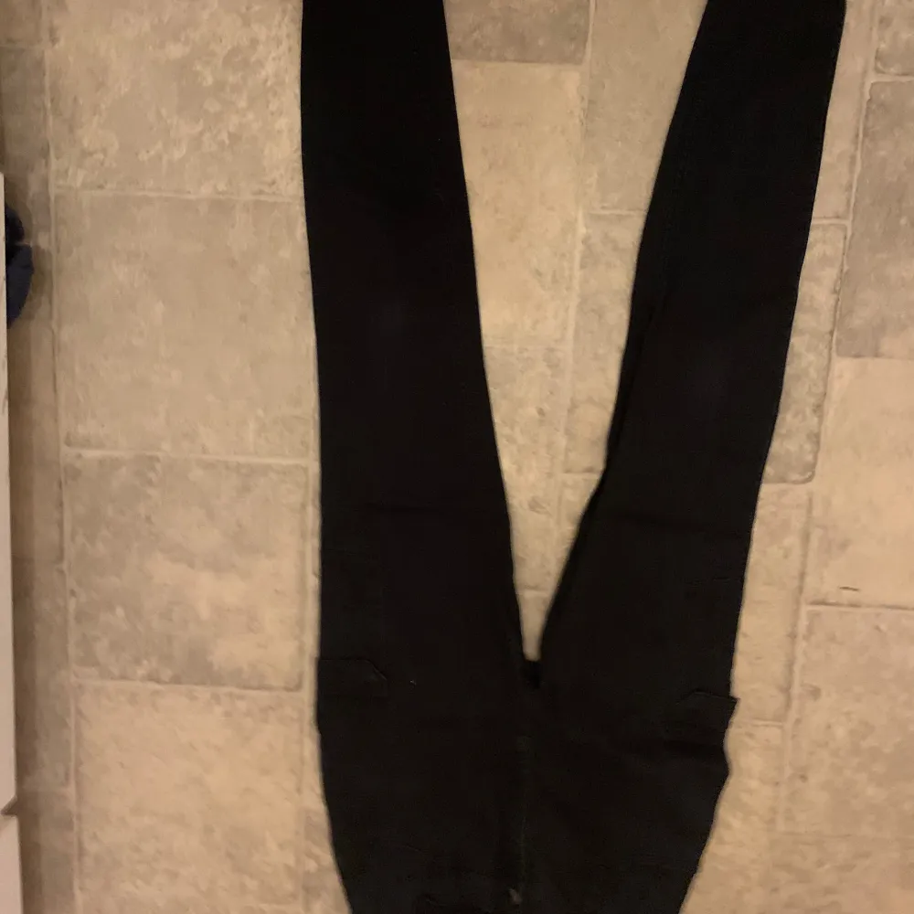 Snygga svarta skinny jeans från lager157 i storlek S. Perfekta för en stilren look med en tight passform. De har en klassisk design med dragkedja och knapp framtill.. Farkut & Housut.