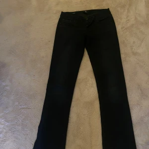 Mörkblåa jeans från LTB - Säljer dessa super super fina och lågmidjade jeansen från LTB💓 jätte långa och lågmidjade, skriv om du har frågor! Köptes för 700kr💓skriv om du är intresserad, storlek 26/36!!!