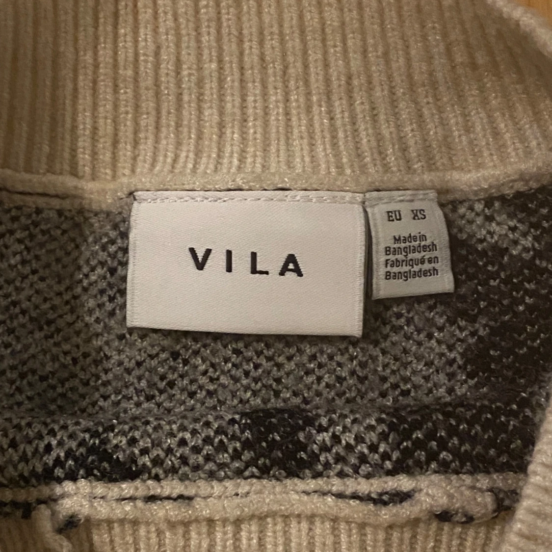 Beige tröja med blommönster från VILA - 1