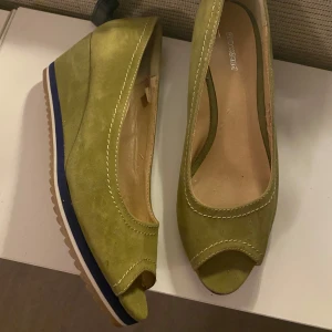 Kilklackar - Jättegulliga khaki/oliv färgade kilklackar!!! Såå snygga till våren och sommaren