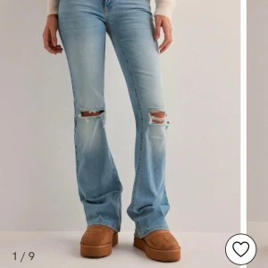 Ljusa jeans med slitningar - Hej! jag söker dessa jeans. De är från nelly och har 2 slitningar vid knäna! söker söker i strlk 36 pris kan diskuteras privat.