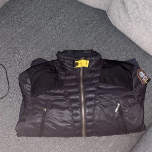 Parajumper jacka (pjs) - Säljer en svart quiltad jacka från Parajumpers, äkta vara, har trötnat på varan därför jag säljer den.
