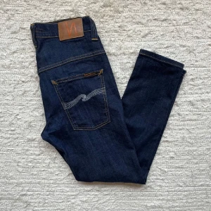 Mörkblå jeans Nudie Jeans - Sjukt snugga slimflit nudie jeans, nytt skick, knappt använda. Hör av er vid fler frågor:)