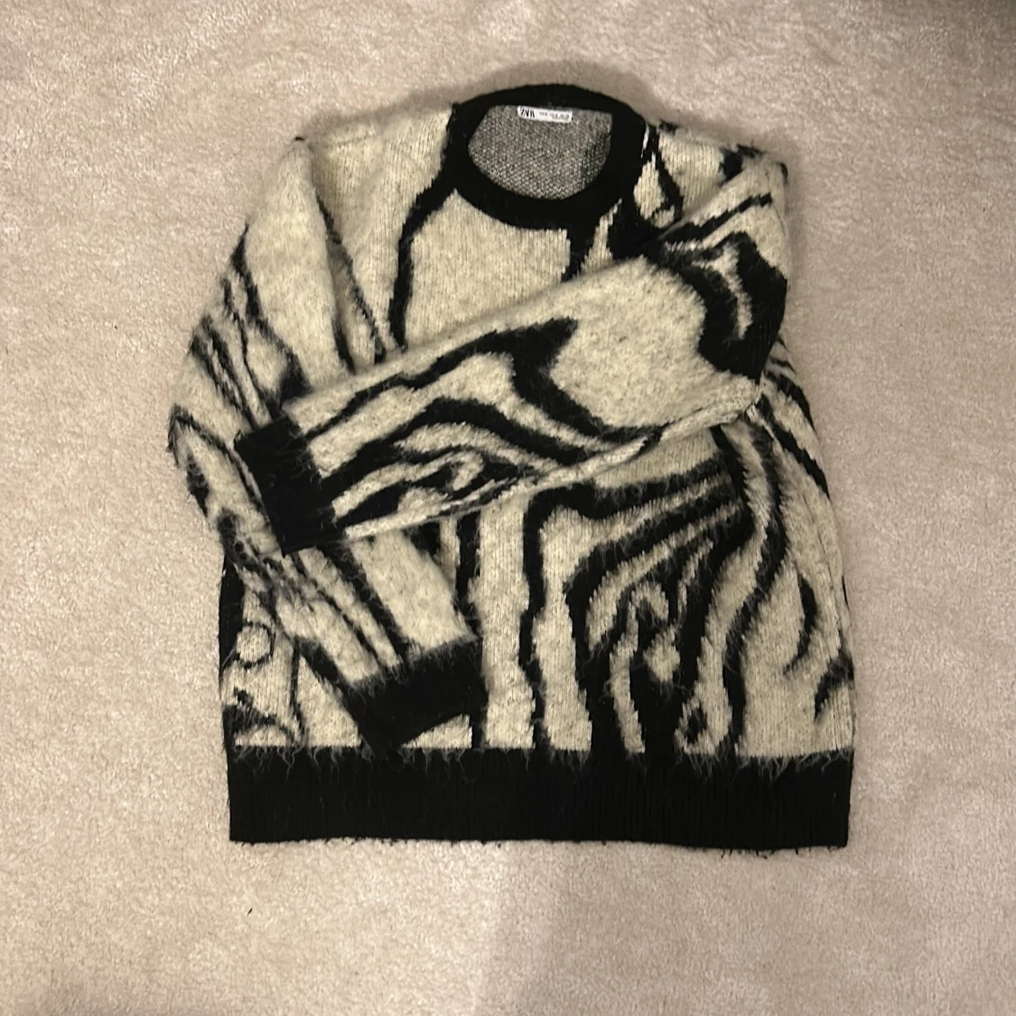 Svartvit mönstrad tröja - 1