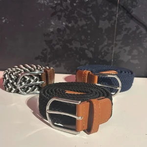 Flätat Bälte - Säljer 3 par flätade bälten i nyskick✅Vit/svarta 105cm - Mörkblå 115cm - Svarta 115cm✅1 för 89kr - 2 för 159 - 3 för 249✅Bälterna är stretchiga och bekväma att ha på sig och fräschar upp din outfit på ett stilrent sätt👌🏼😉