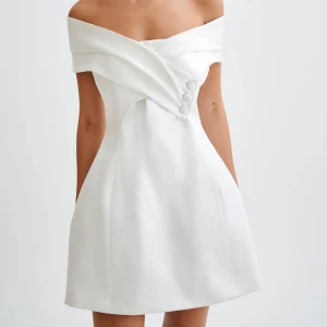 Vit offshoulder klänning från meshki/ studentklänning - Jättefin vit offshoulder klänning med knappdetaljer från meshki. Helt oanvänd endast testad. Nypris runt 1500kr. Har både storlek S och M, kontakta för frågor! Perfekt som studentklänning! Pris kan diskuteras