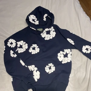 Denim tears hoodie  - Säljer än marin blå denim tears hoodie som endast är andvänd en gång. Det är en k0pia! För mer frågor eller bilder tveka inte på att höra av dig!