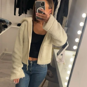 Beige teddyjacka med dragkedja - Säljer min populära teddyjacka ifrån hm!                    den är beige och storlek xs! inga defekter eller skador! 