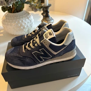 New balance skor  - Ett par riktigt schyssta New Balance 574, köpta nu i vintras och använda ett fåtal gånger, vid intresse skriv! Box+