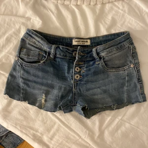 mega low waist vintage jeansshorts - jättecoola jeansshorts från märket Tally Weijl!!! 🎀🎀🥹🥹 aldrig använda och köpta på plick för 599kr 🌸🌸💖💖