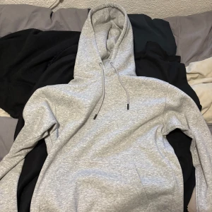 Grå hoodie från Jack & Jones - Säljer en stilren grå hoodie från Jack & Jones. Den är i storlek s och är väldigt skön och fräsch. Använd 1 gång och aldrig tvättad. Hör av er vid frågor eller funderingar