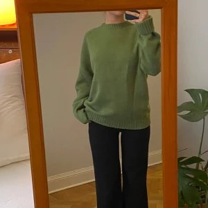 Grön stickad tröja - 100% ull!! Så fin. strl M (herr). Ett mindre hål på sidan men inget som syns, skriv för bilder. 
